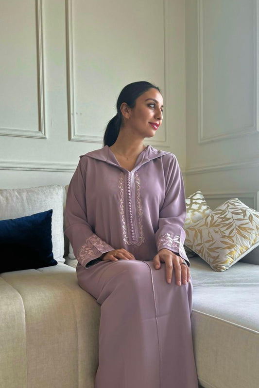 Jellaba Lilas en Crêpe avec Broderies Florales Délicates