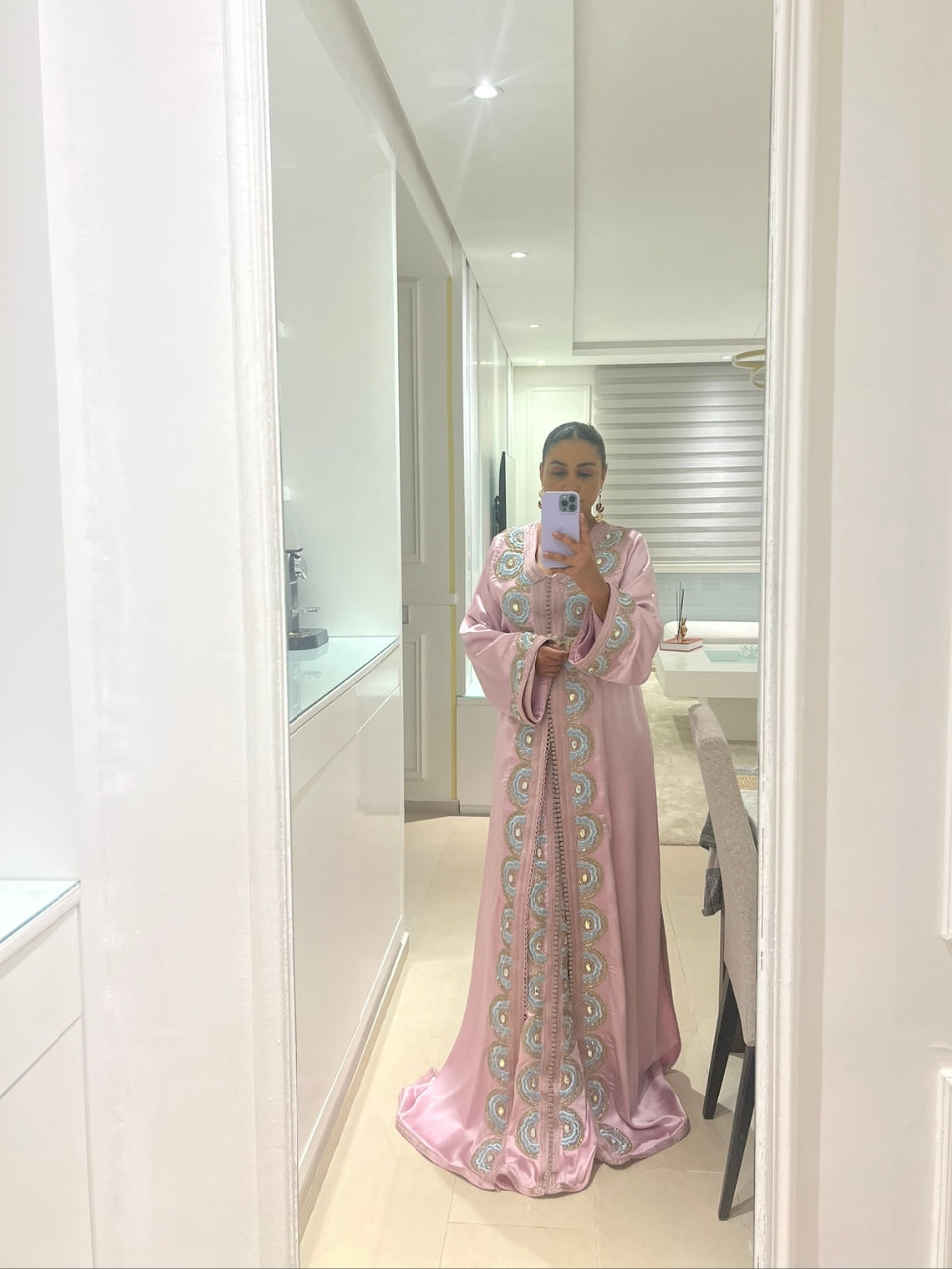 Takchita rose poudré élégante - Finition brodée