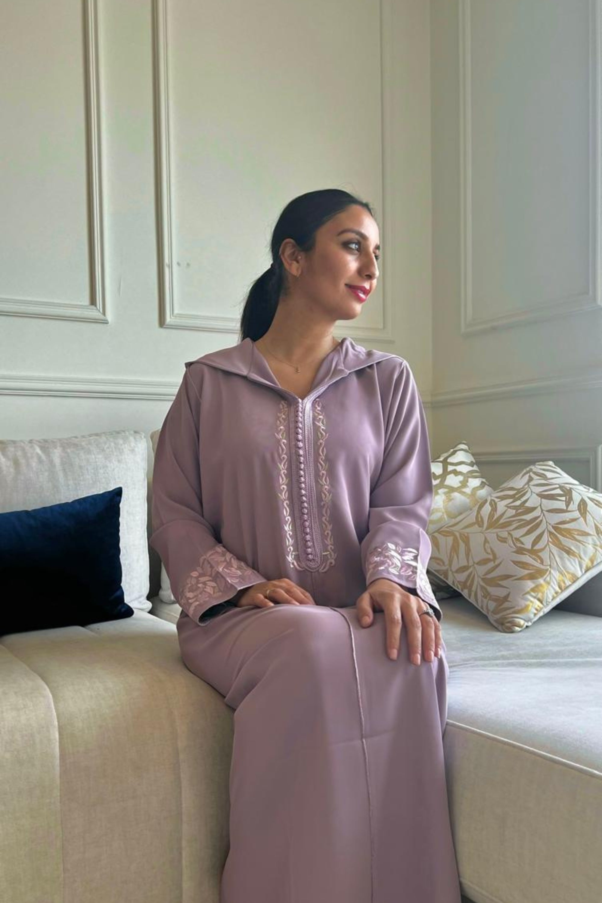 Jellaba Lilas en Crêpe avec Broderies Florales Délicates