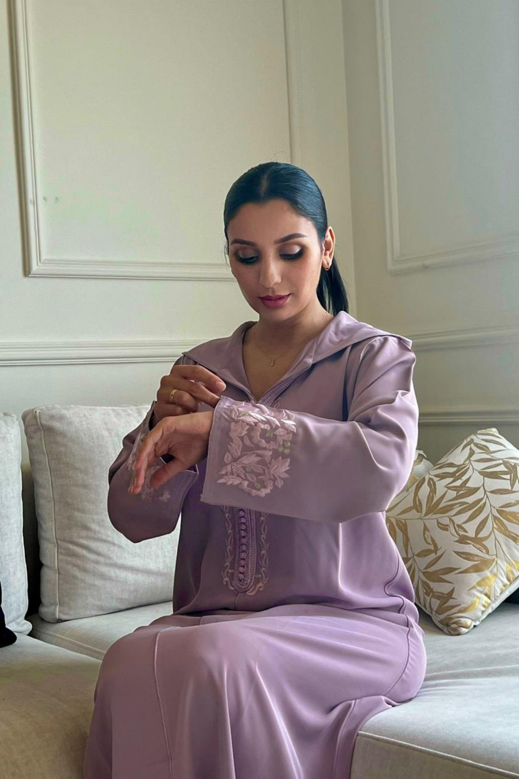 Jellaba Lilas en Crêpe avec Broderies Florales Délicates