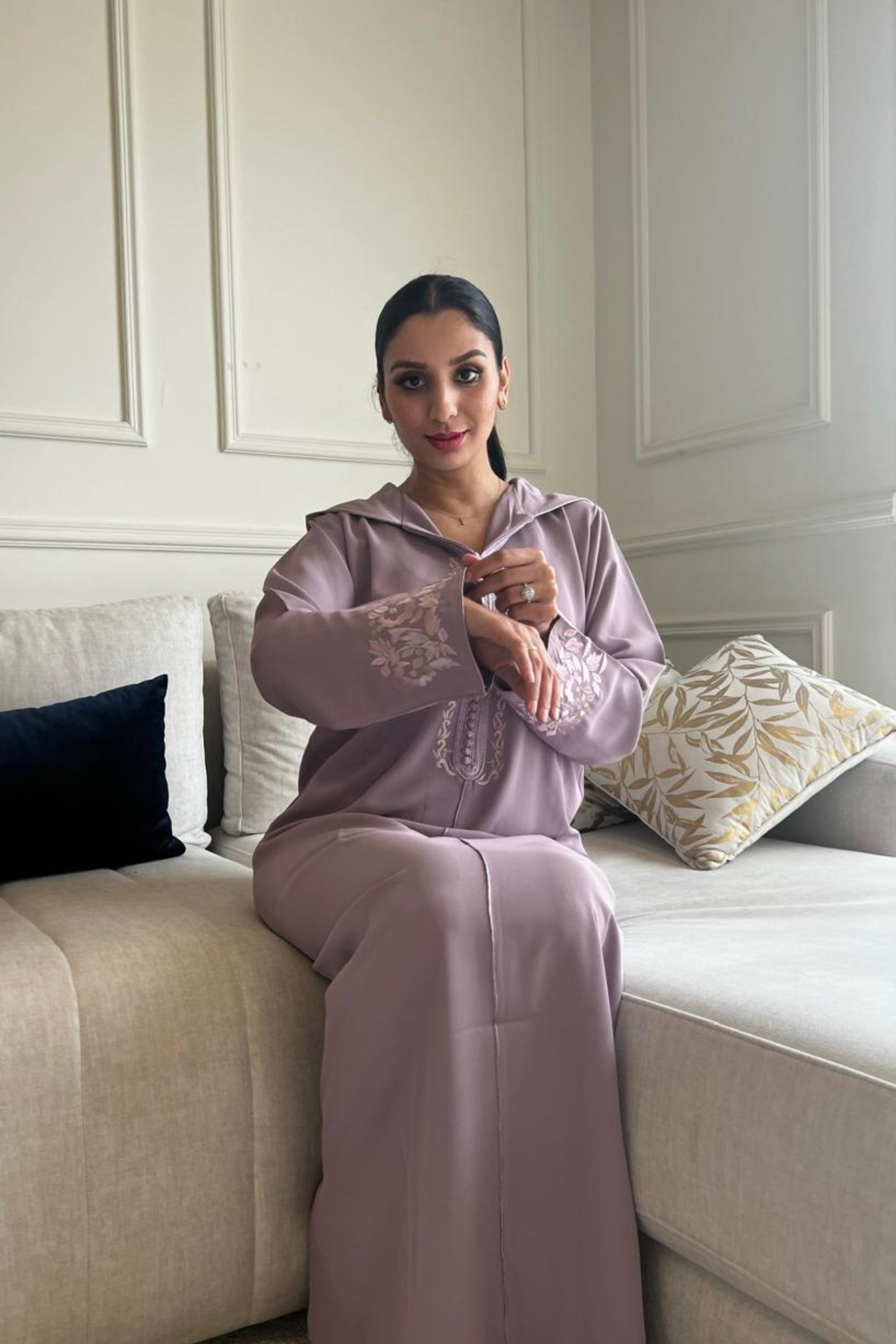 Jellaba Lilas en Crêpe avec Broderies Florales Délicates