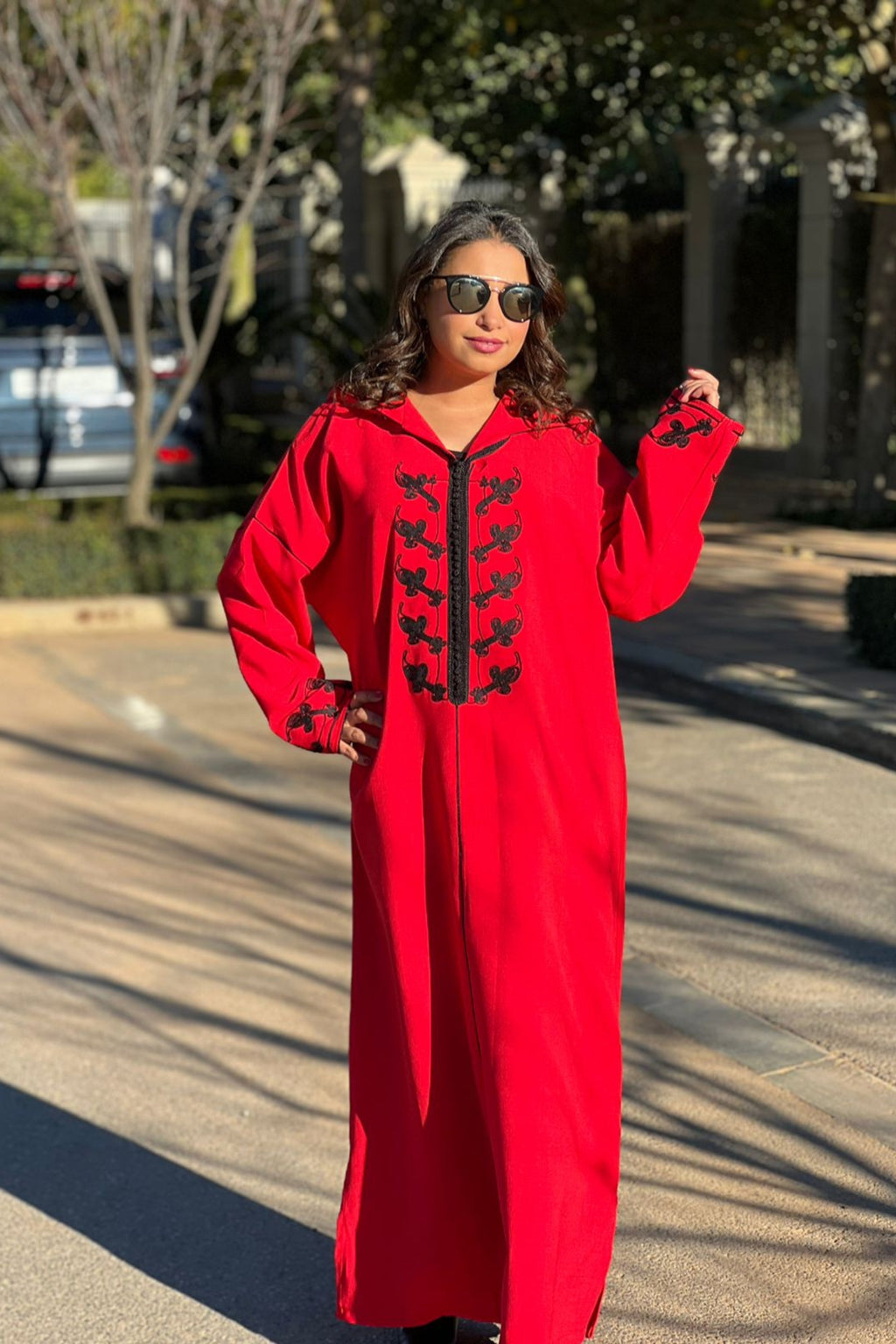 Jellaba rouge élégante avec broderie noire