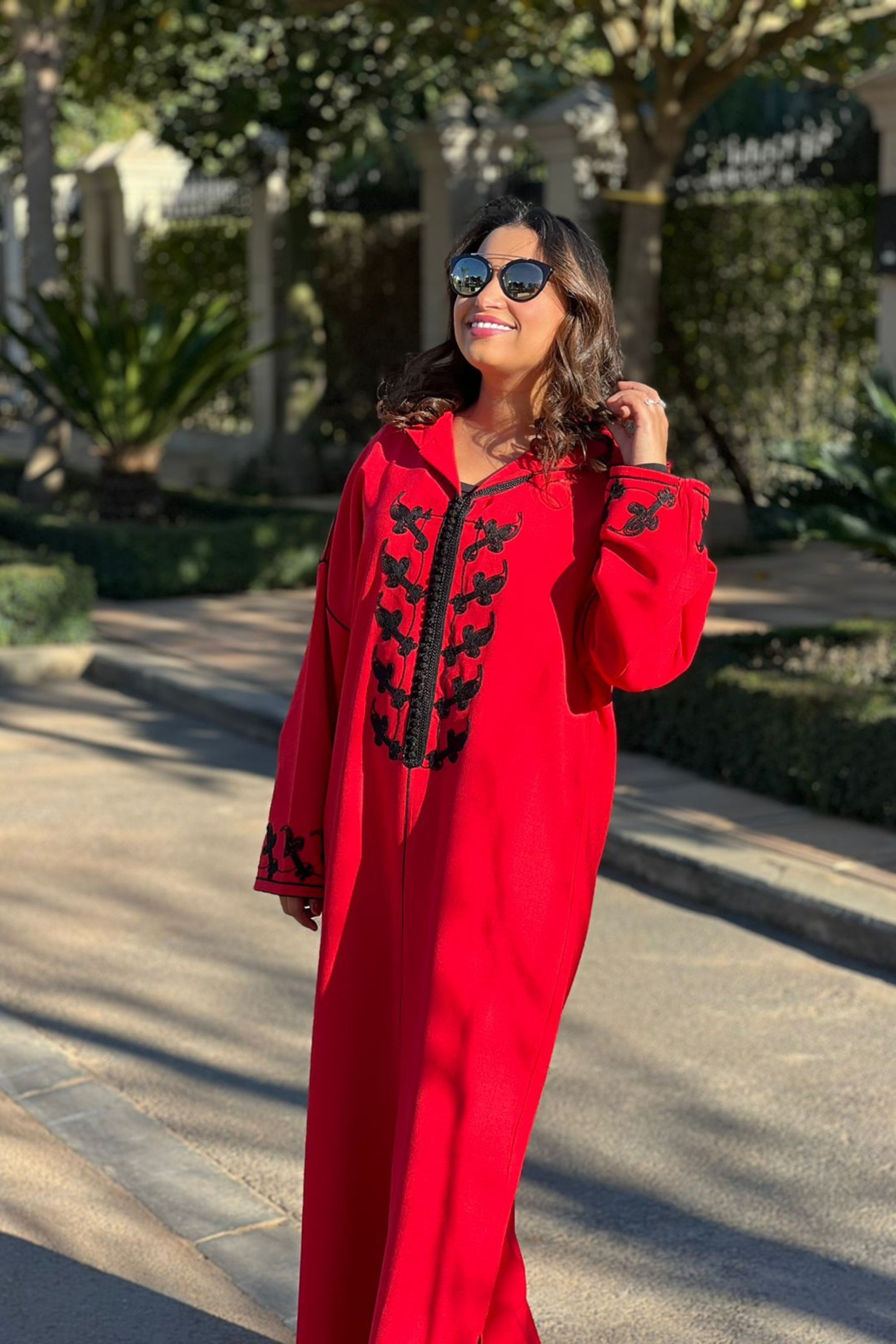 Jellaba rouge élégante avec broderie noire