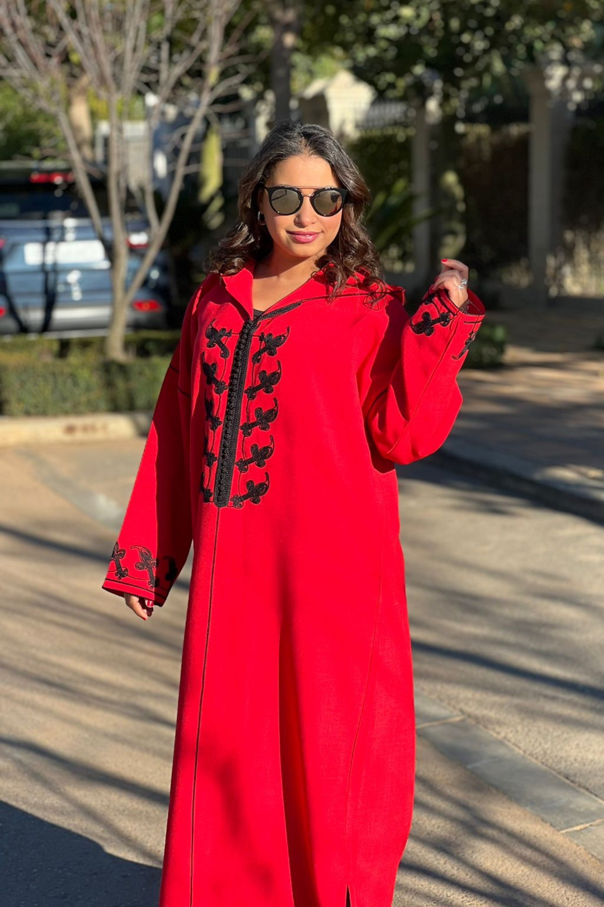 Jellaba rouge élégante avec broderie noire