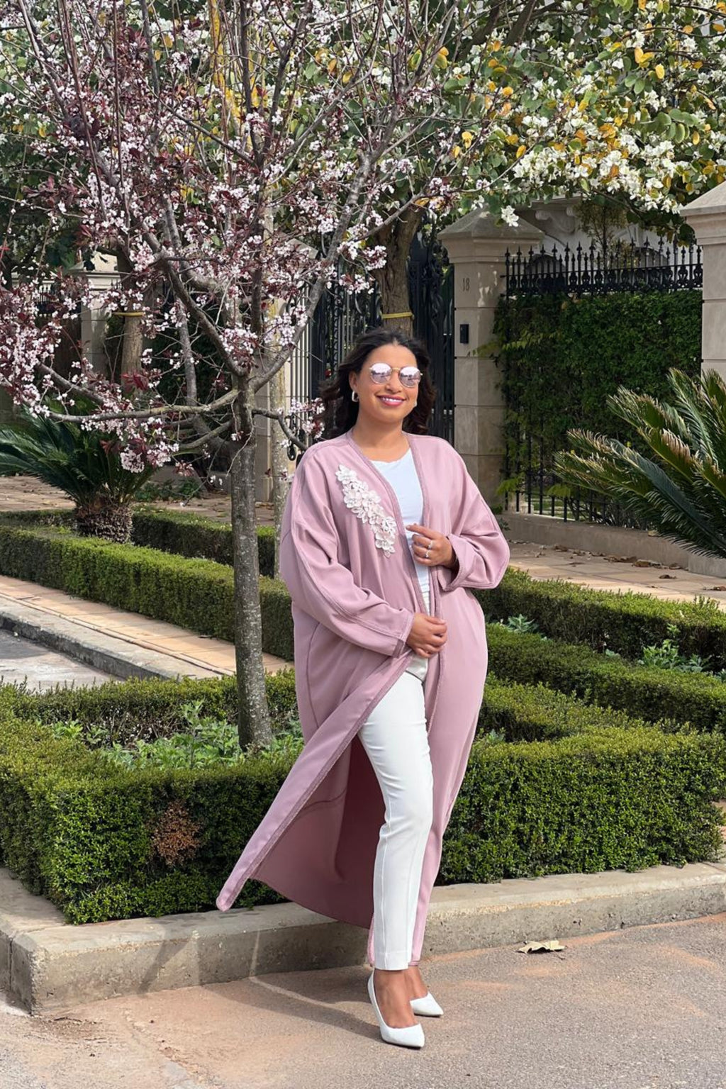 Abaya rose doux – Design minimaliste à ouverture frontale pour femme