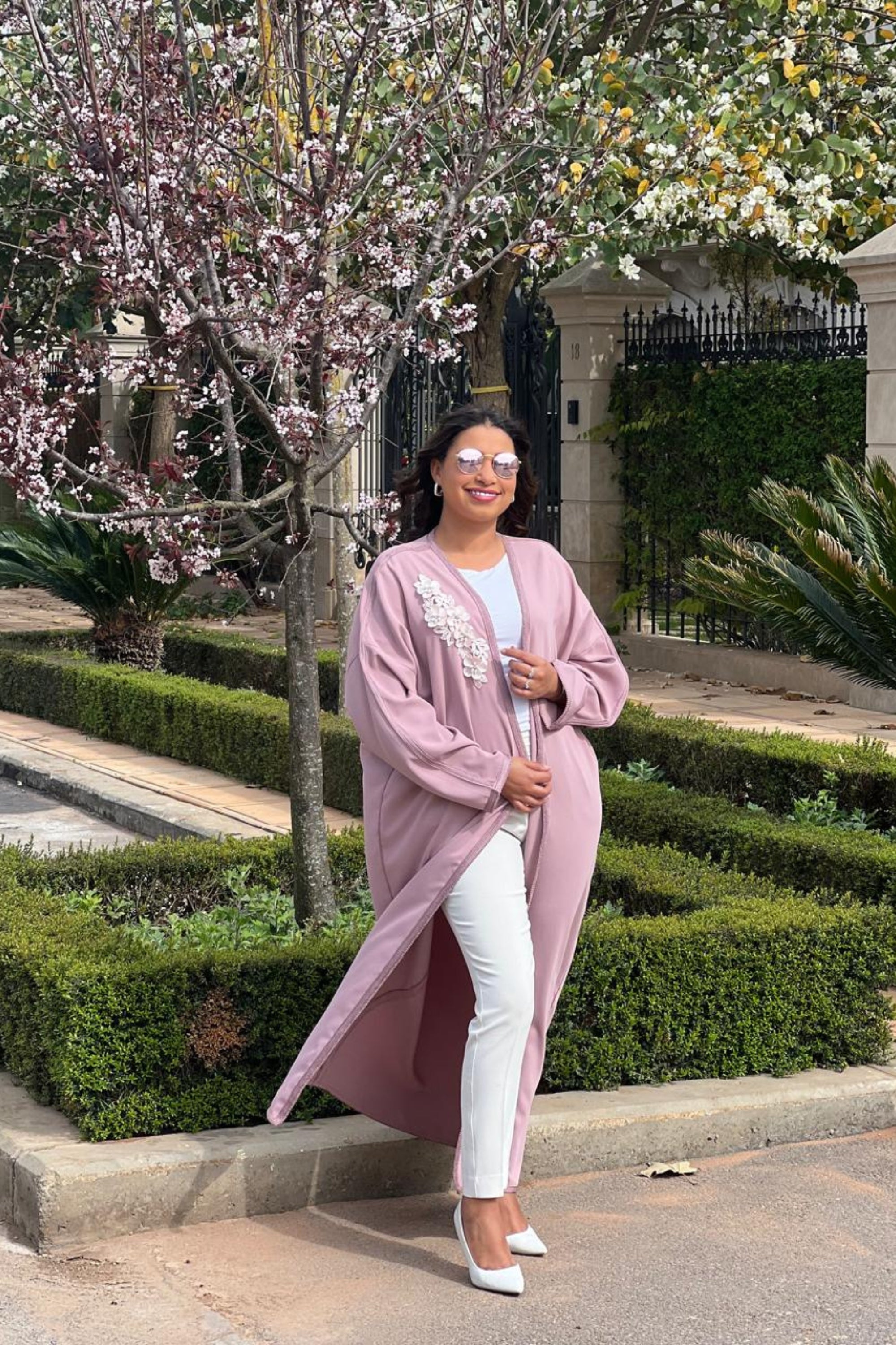 Abaya rose doux – Design minimaliste à ouverture frontale pour femme