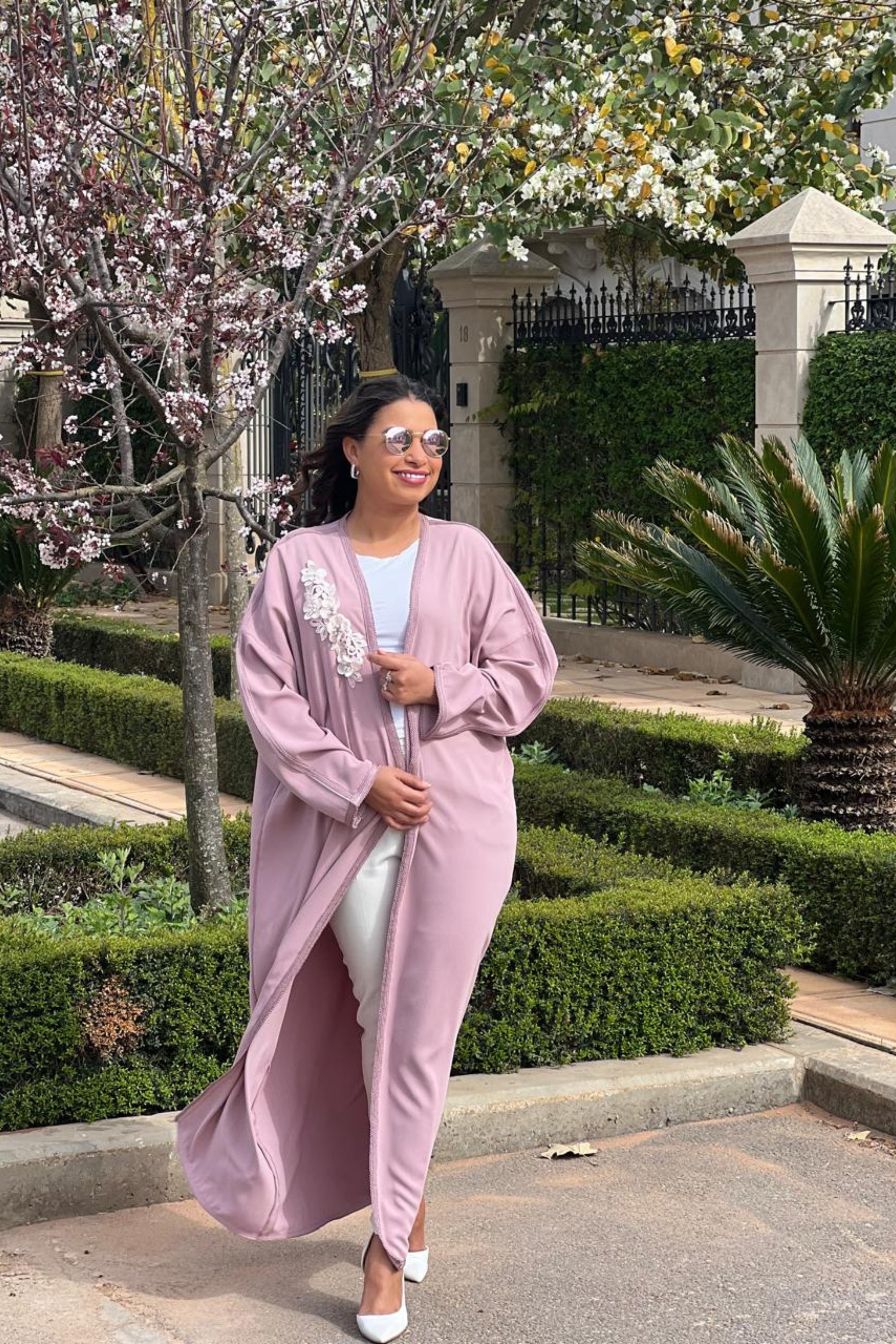 Abaya rose doux – Design minimaliste à ouverture frontale pour femme