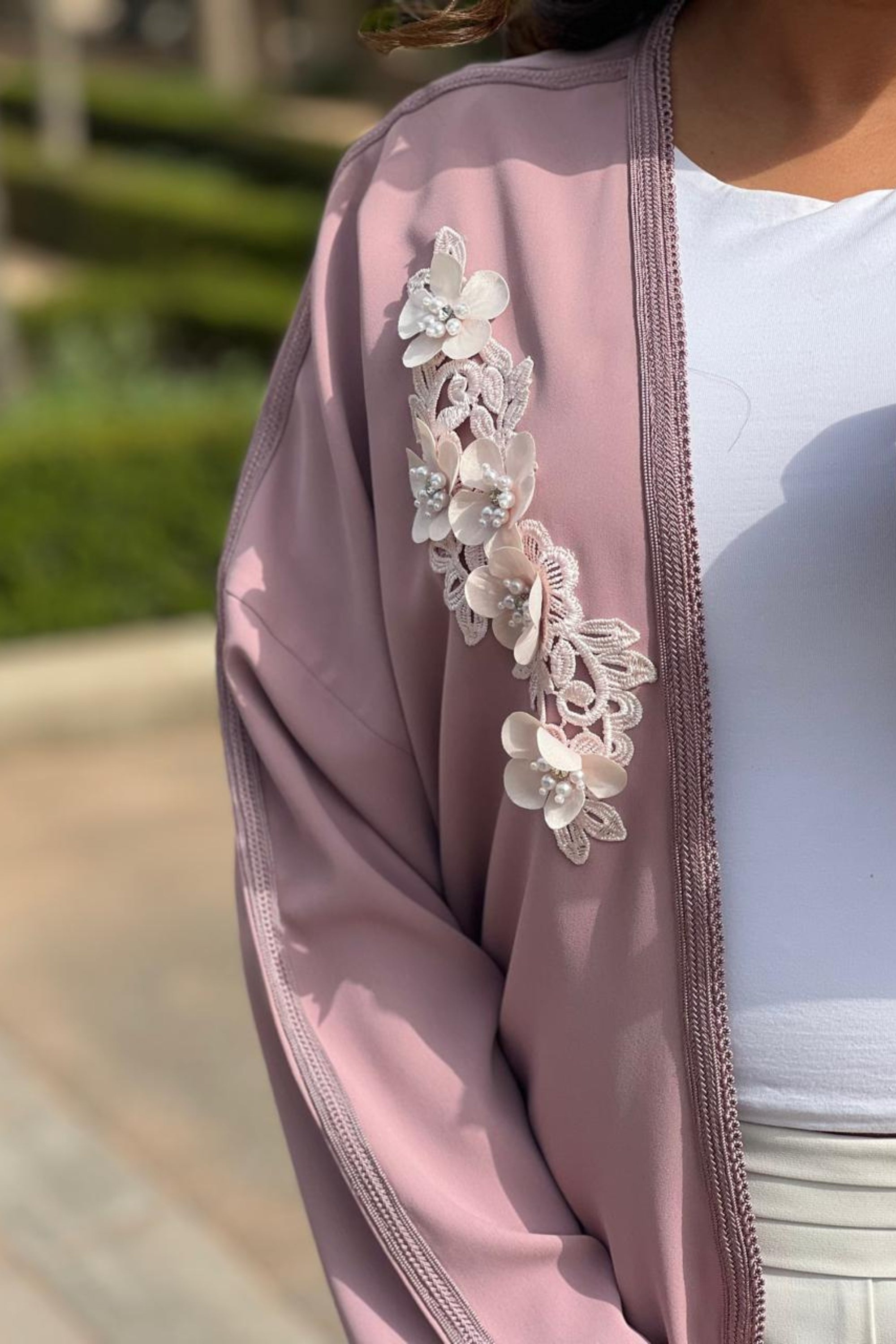 Abaya rose doux – Design minimaliste à ouverture frontale pour femme