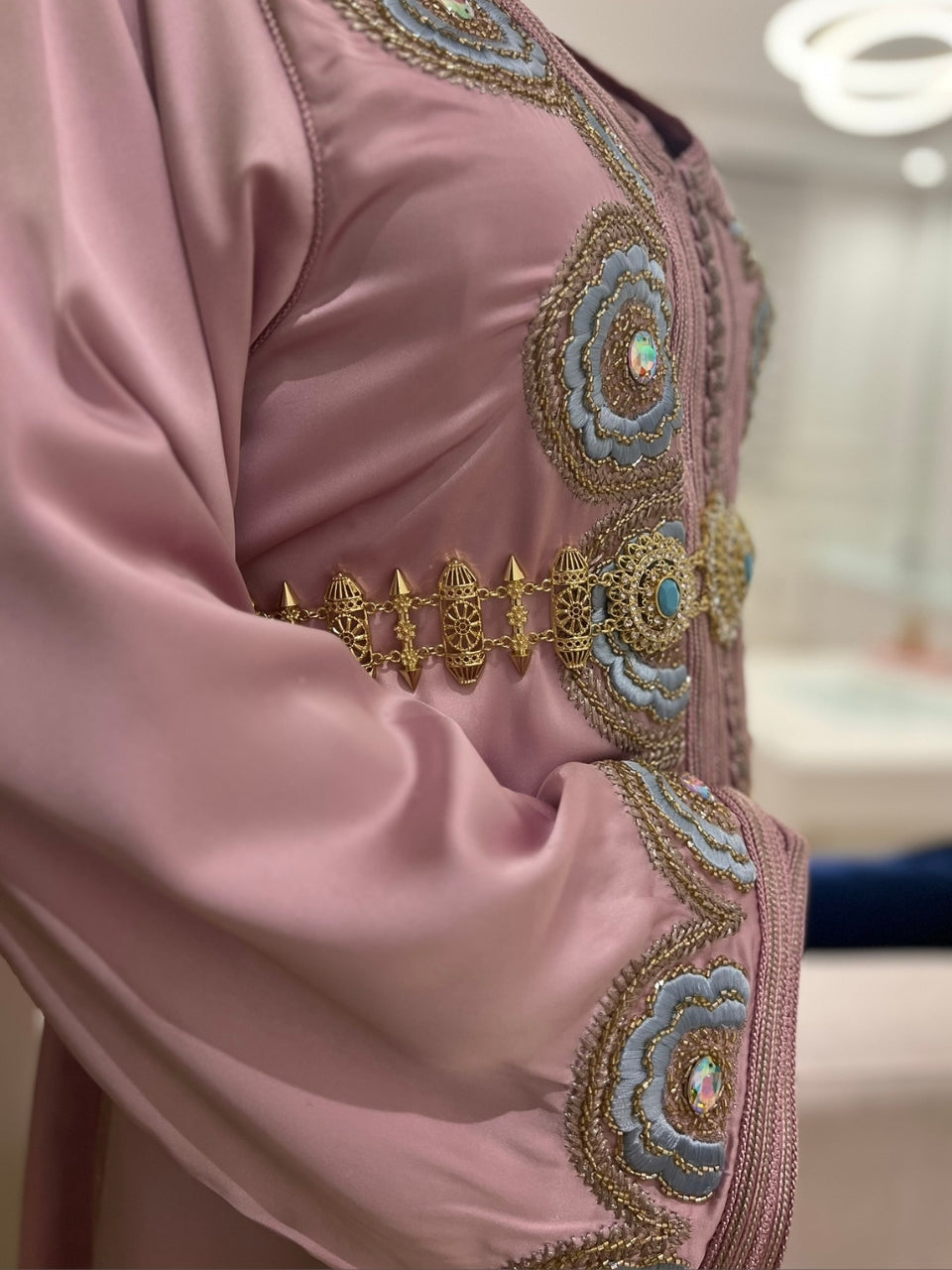 Takchita rose poudré élégante - Finition brodée