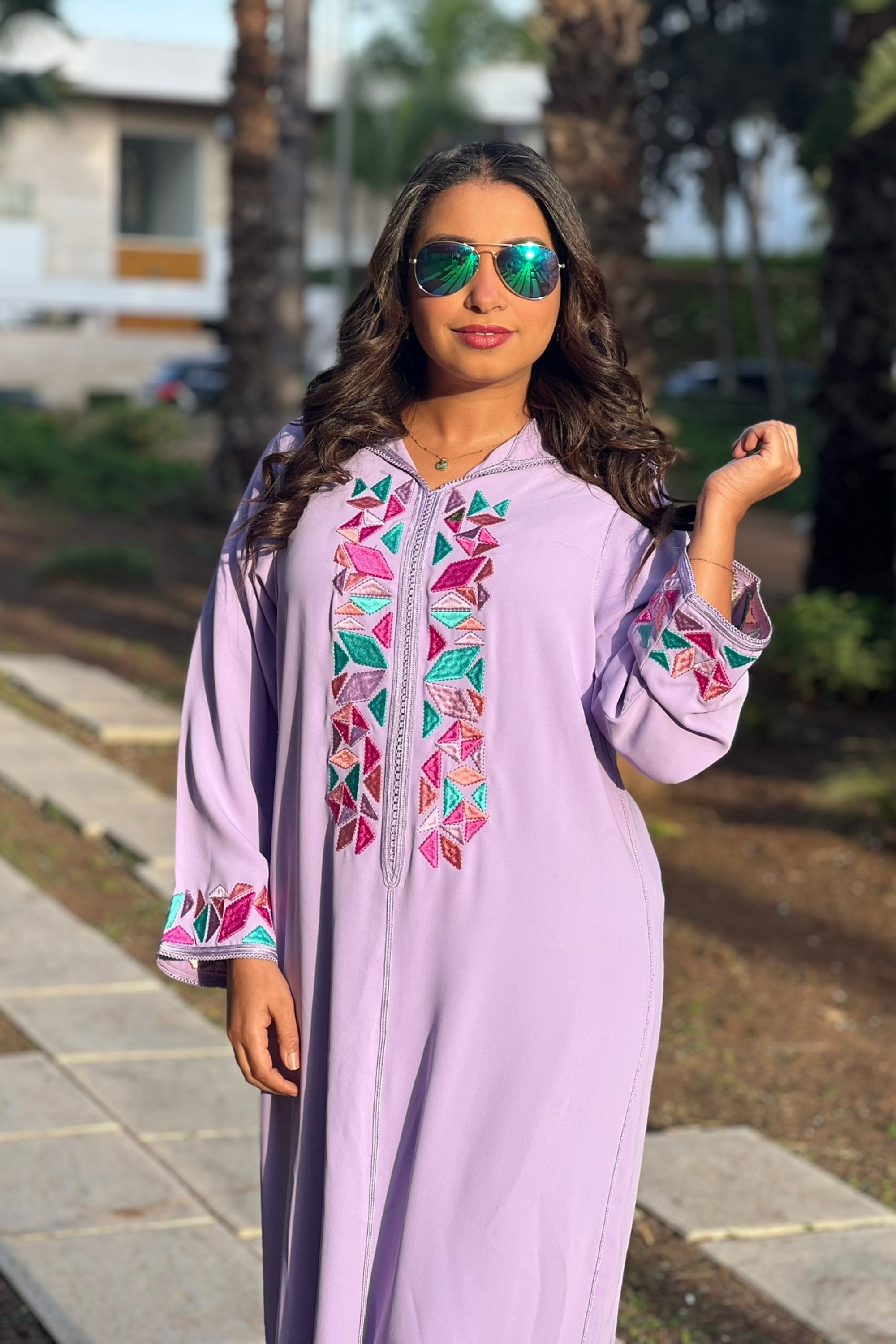 Jellaba Lavande avec Broderies Géométriques – Élégance Colorée