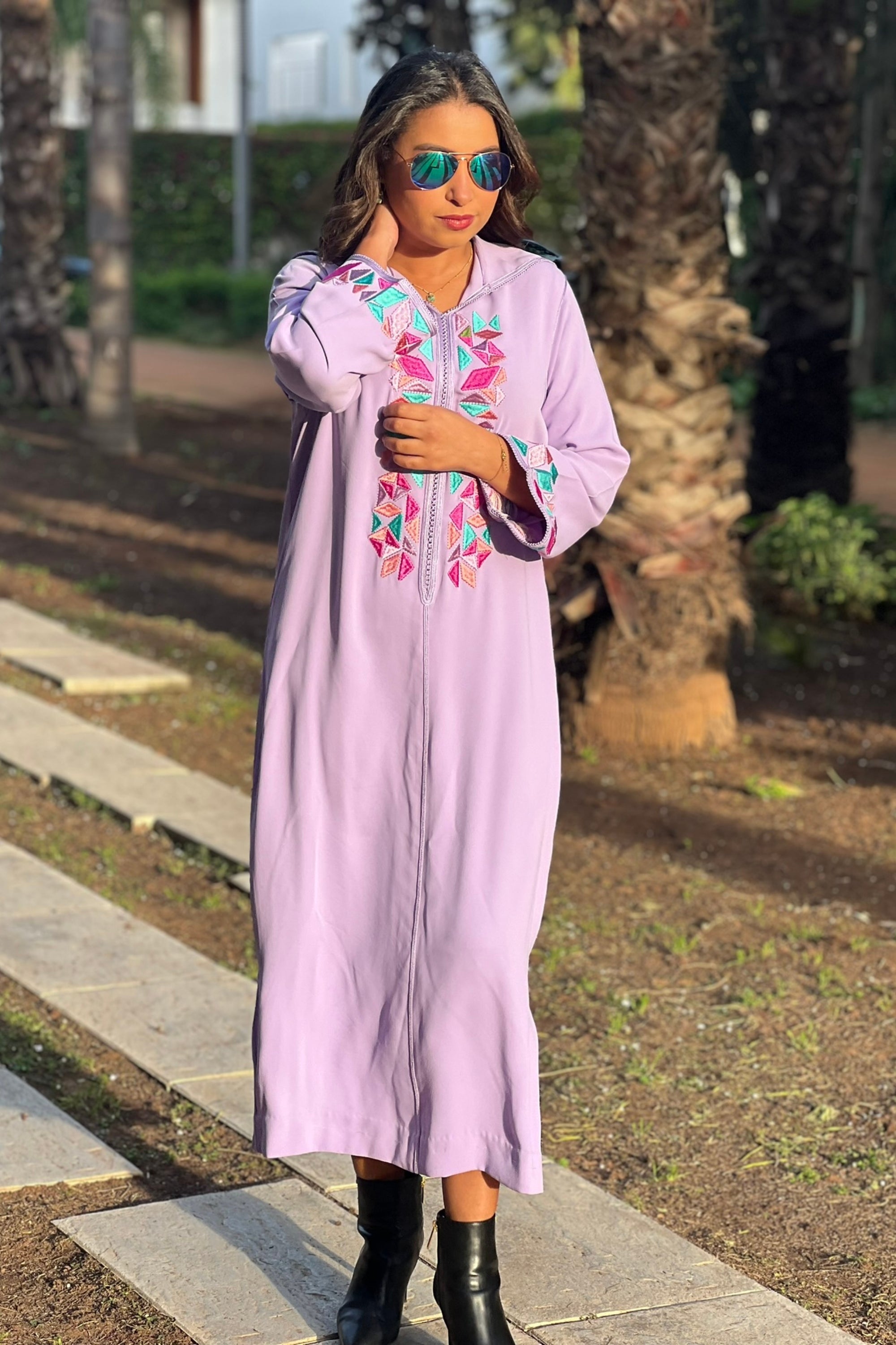 Jellaba Lavande avec Broderies Géométriques – Élégance Colorée