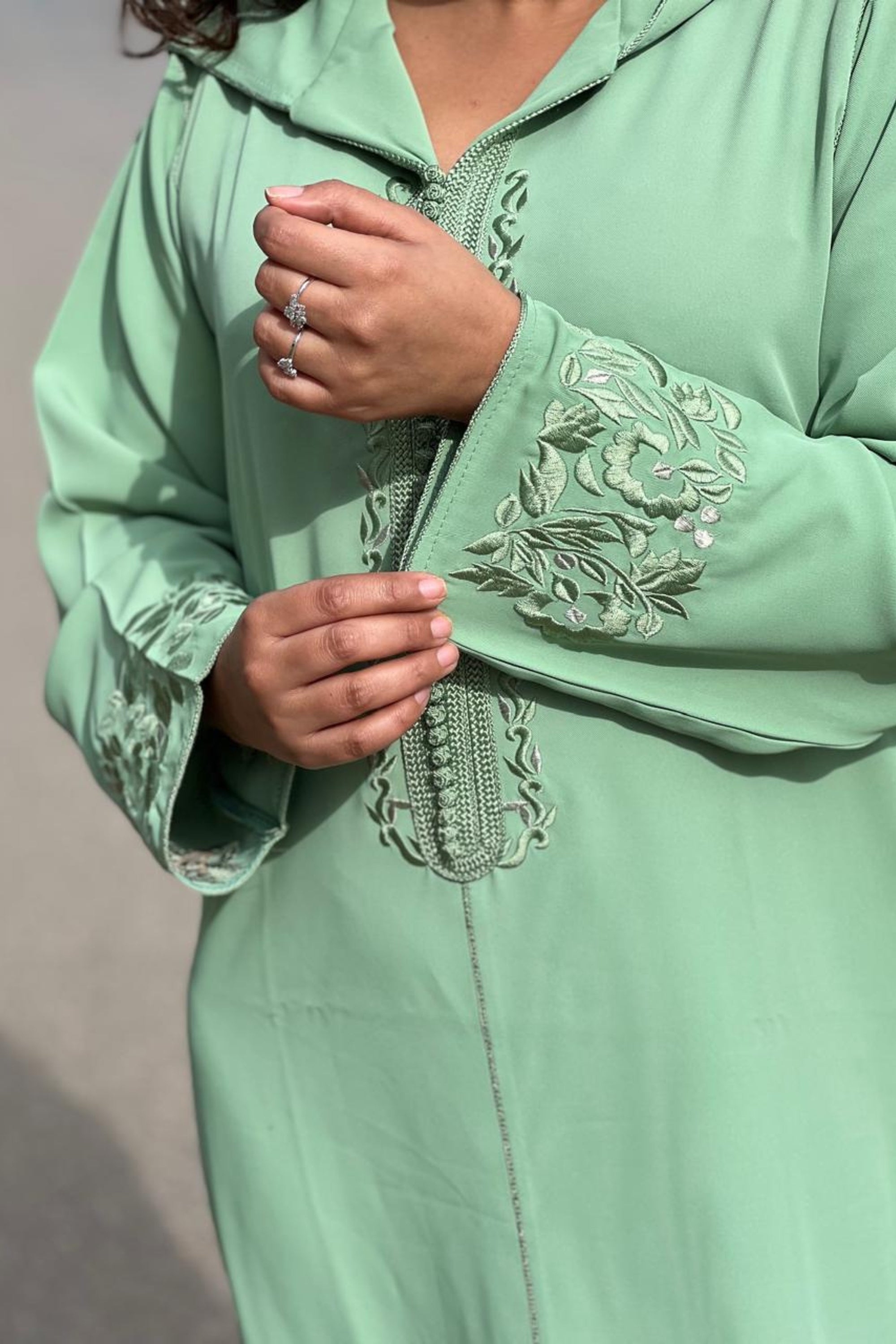 Jellaba verte minimaliste avec broderie