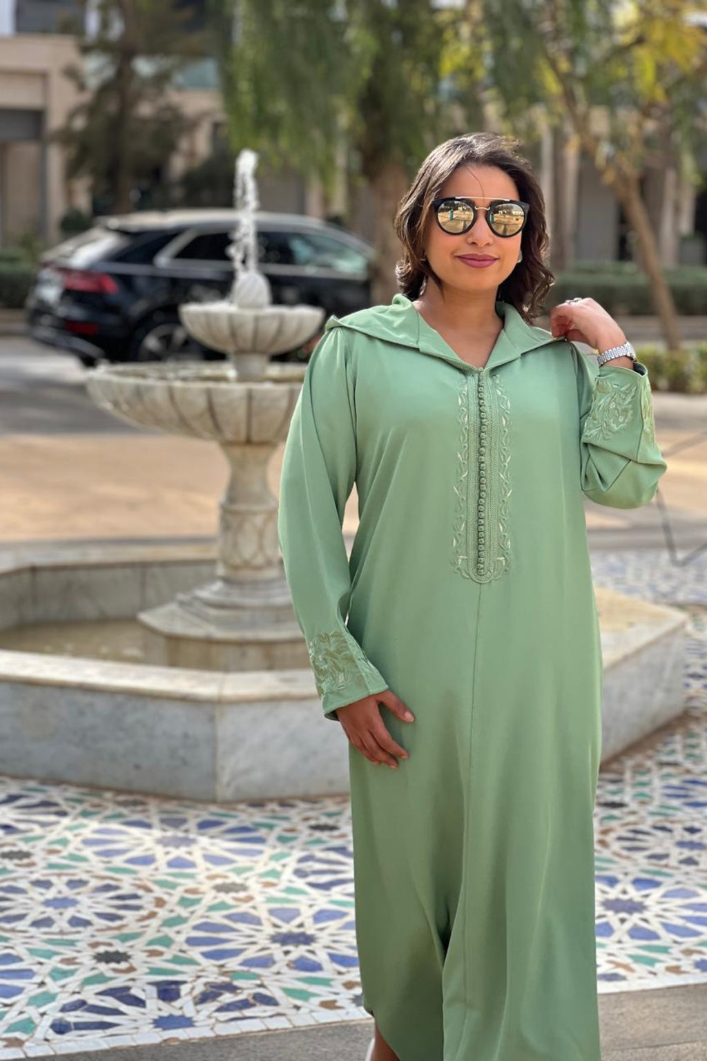 Jellaba verte minimaliste avec broderie