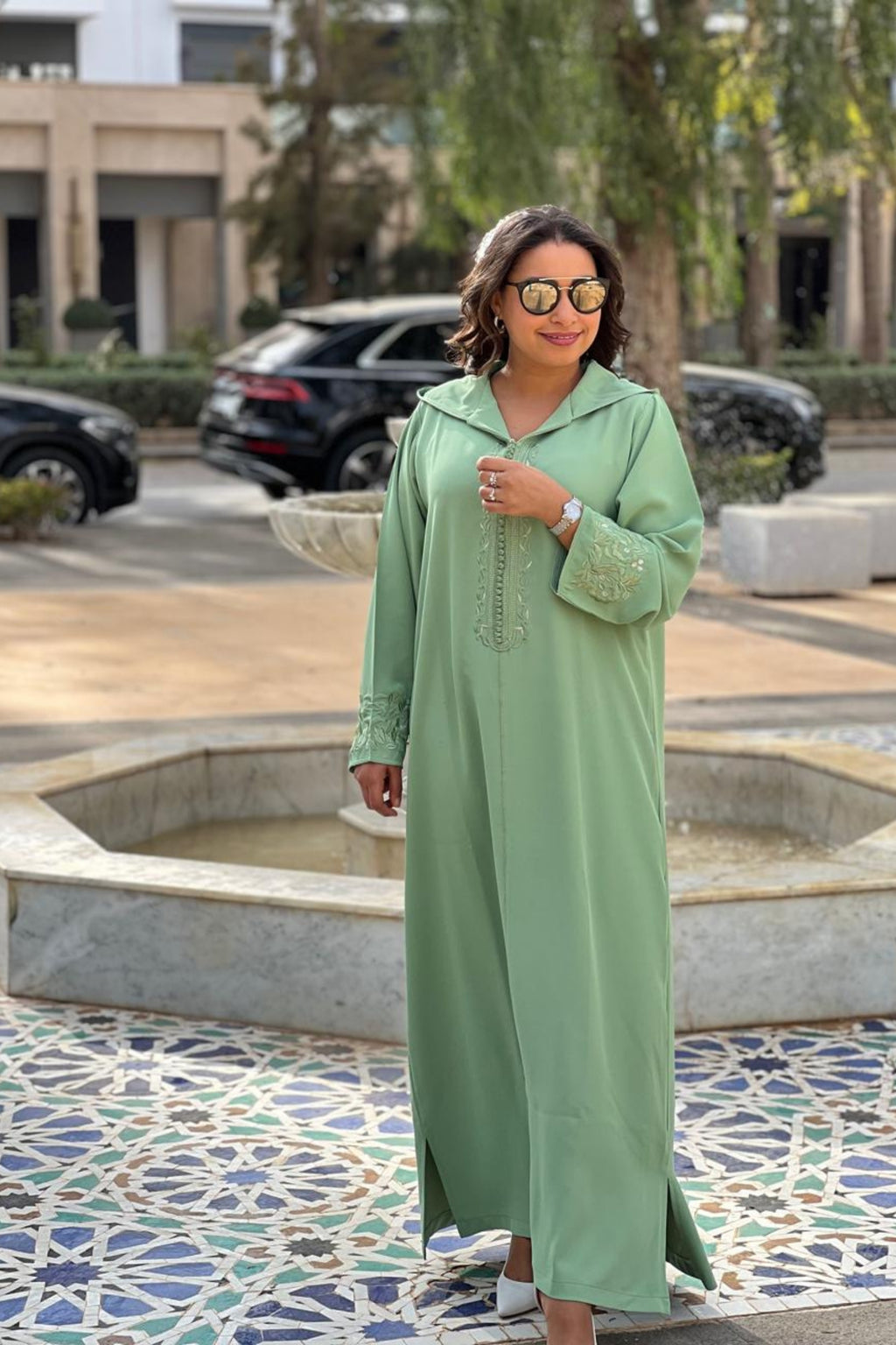 Jellaba verte minimaliste avec broderie