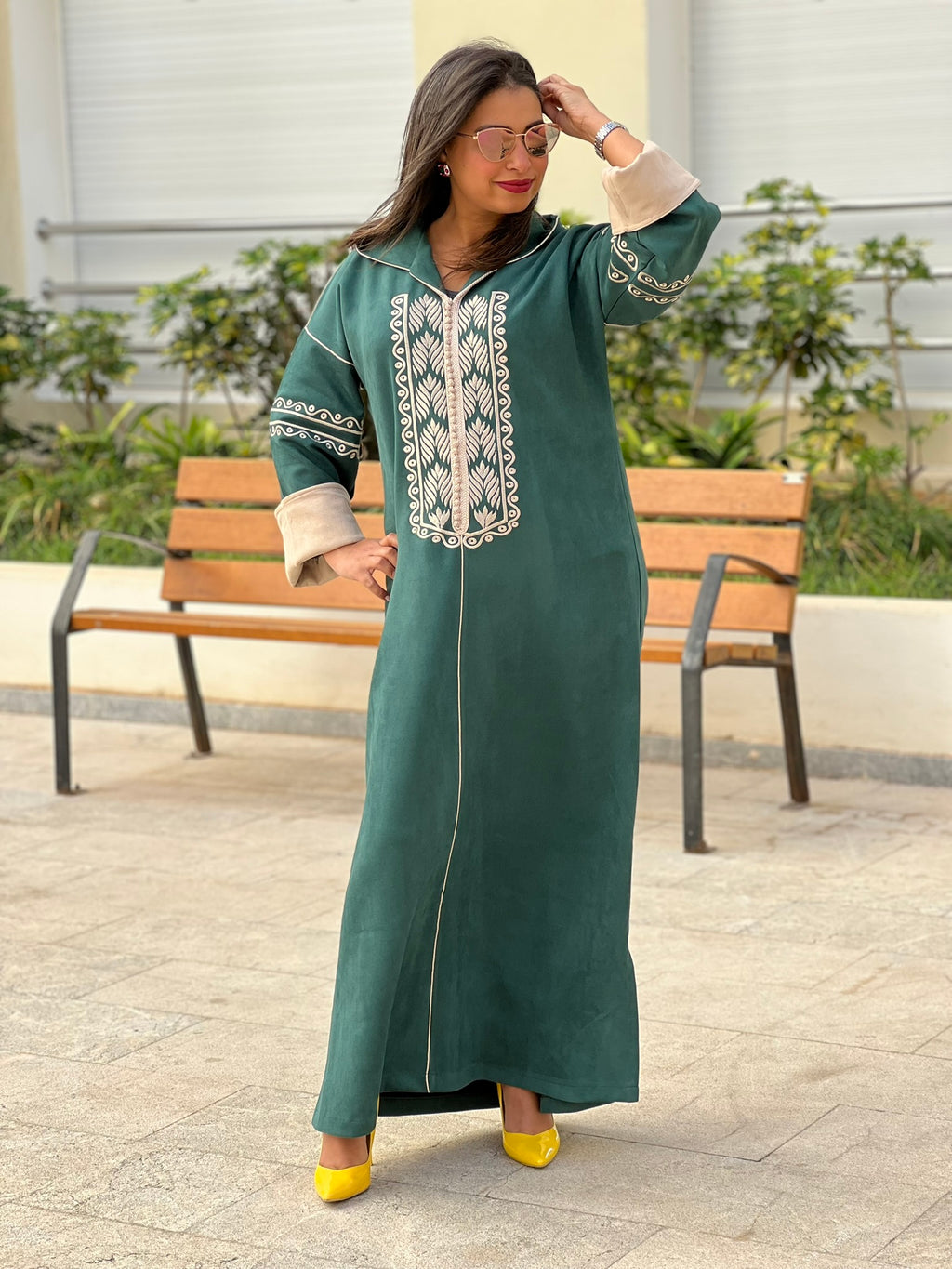 Jellaba en Faux Daim Vert avec Broderie Dorée – Élégance et Tradition