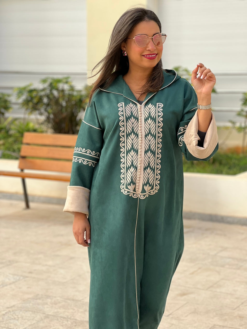 Jellaba en Faux Daim Vert avec Broderie Dorée – Élégance et Tradition