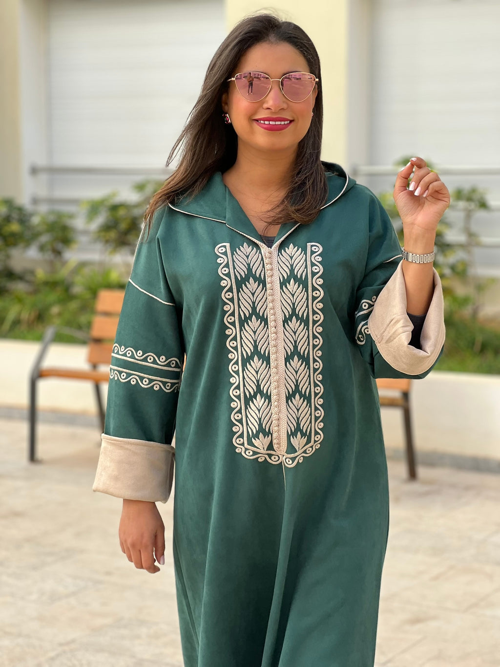 Jellaba en Faux Daim Vert avec Broderie Dorée – Élégance et Tradition