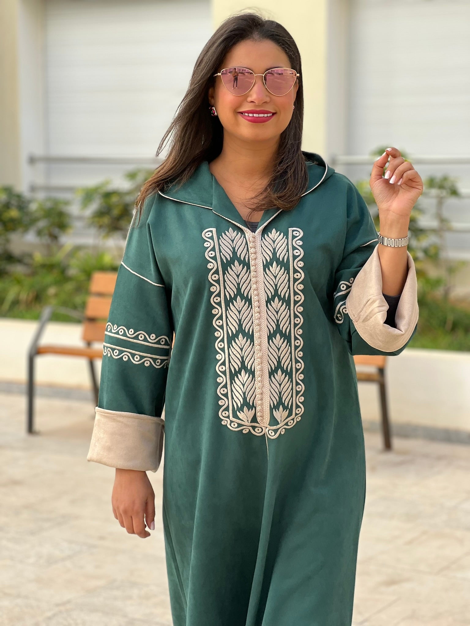 Jellaba en Faux Daim Vert avec Broderie Dorée – Élégance et Tradition