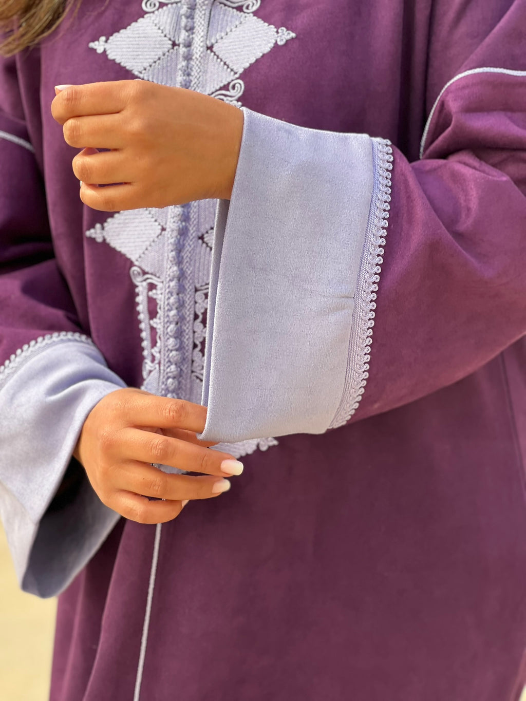 Jellaba en Faux Daim Violet avec Broderie  – Élégance et Raffinement
