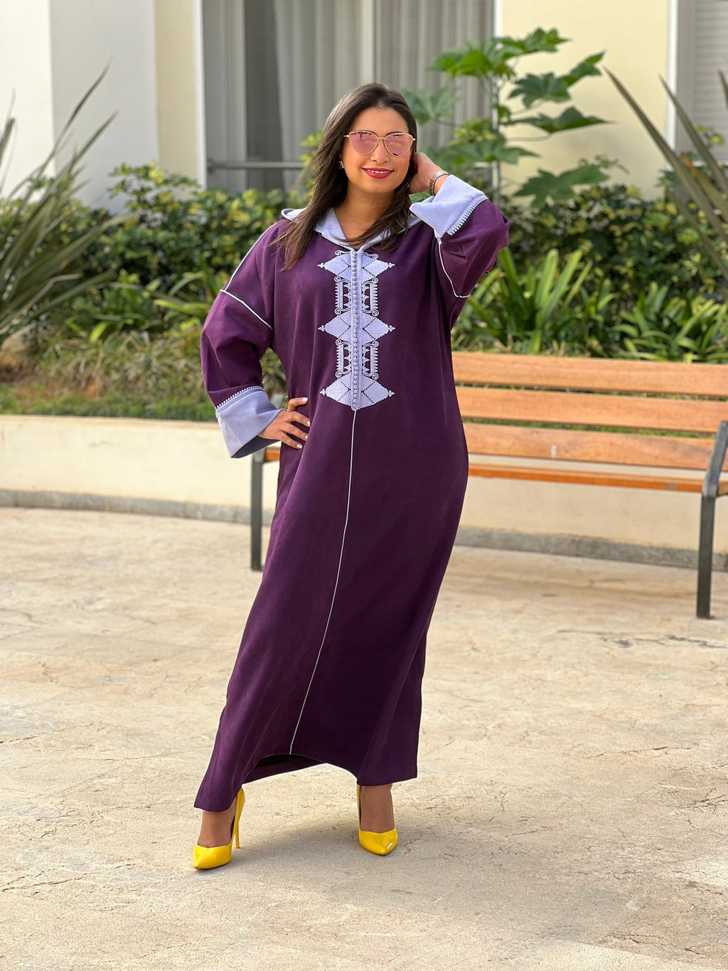 Jellaba en Faux Daim Violet avec Broderie  – Élégance et Raffinement