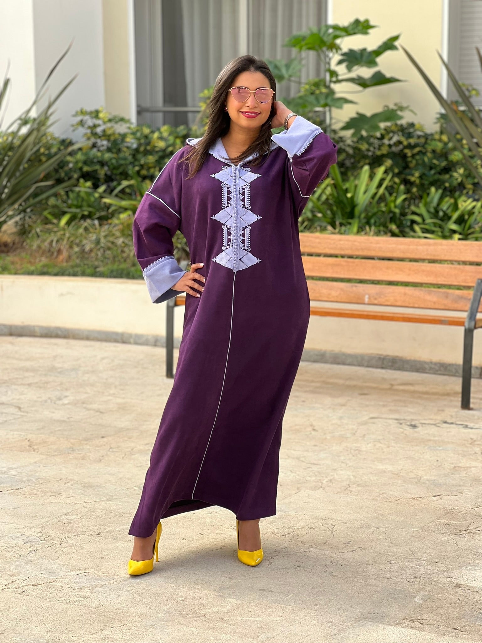 Jellaba en Faux Daim Violet avec Broderie  – Élégance et Raffinement