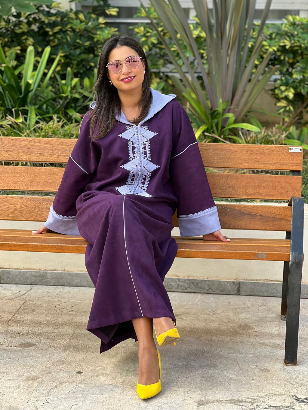 Jellaba en Faux Daim Violet avec Broderie  – Élégance et Raffinement