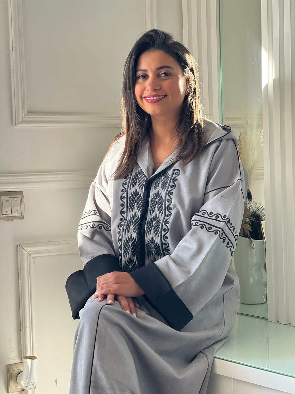 Jellaba en Faux Daim Gris avec Broderie Noire