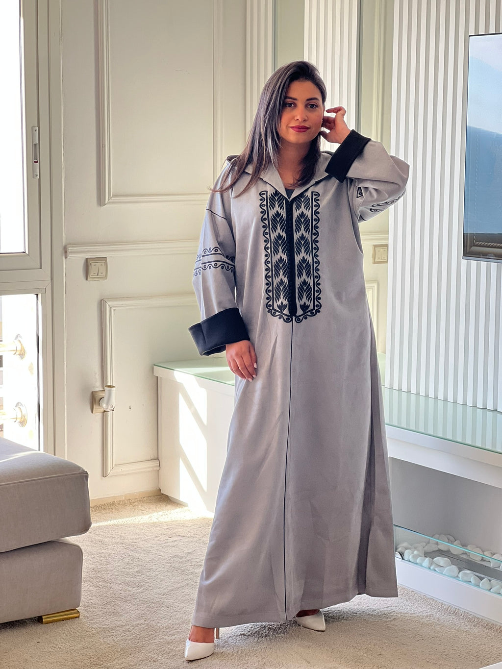 Jellaba en Faux Daim Gris avec Broderie Noire