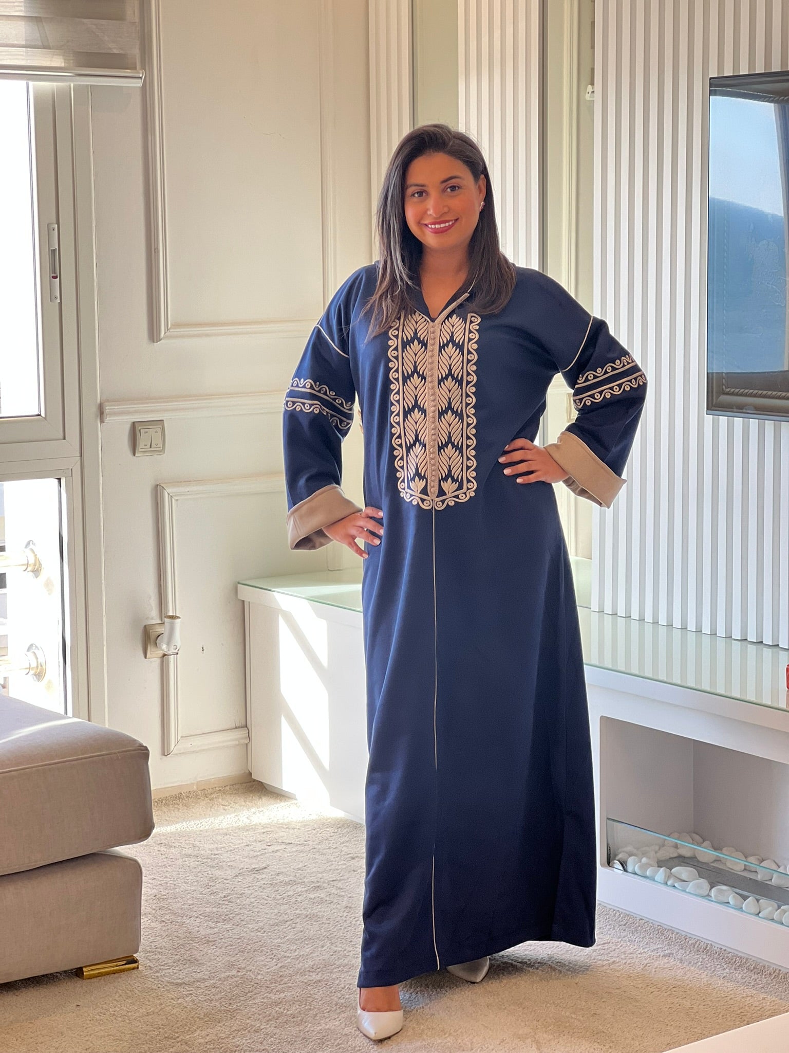 Jellaba en Faux Daim Bleu Marine avec Broderie – Chic et Élégance Intemporelle