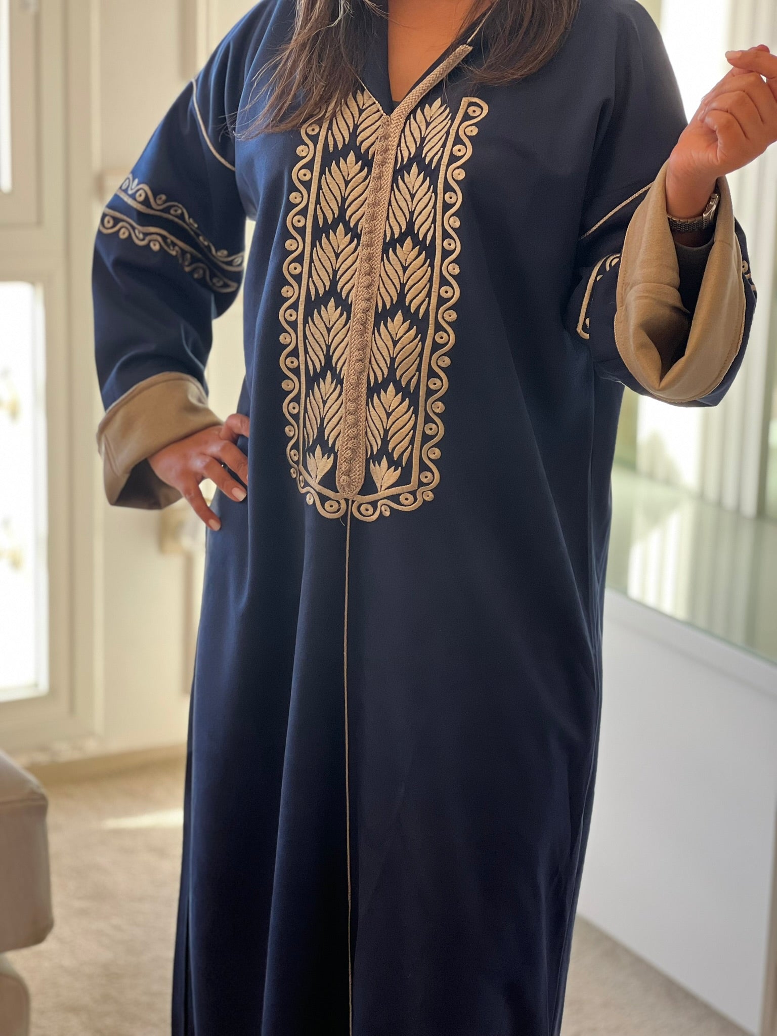 Jellaba en Faux Daim Bleu Marine avec Broderie – Chic et Élégance Intemporelle