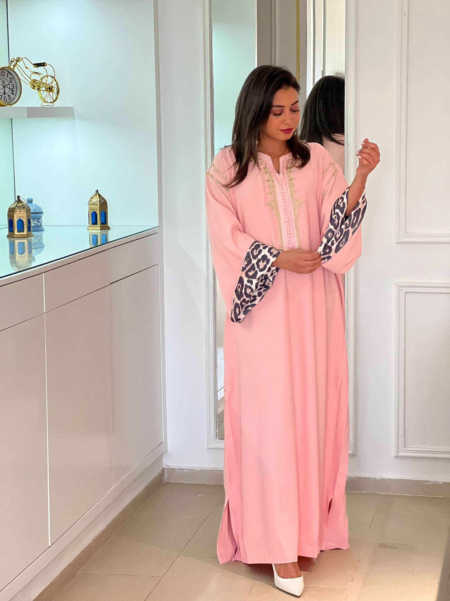 Gandoura Rose Poudrée avec Détails Léopard et Broderies