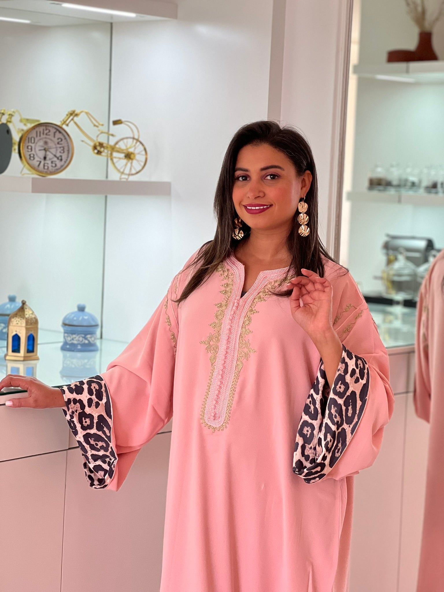 Gandoura Rose Poudrée avec Détails Léopard et Broderies