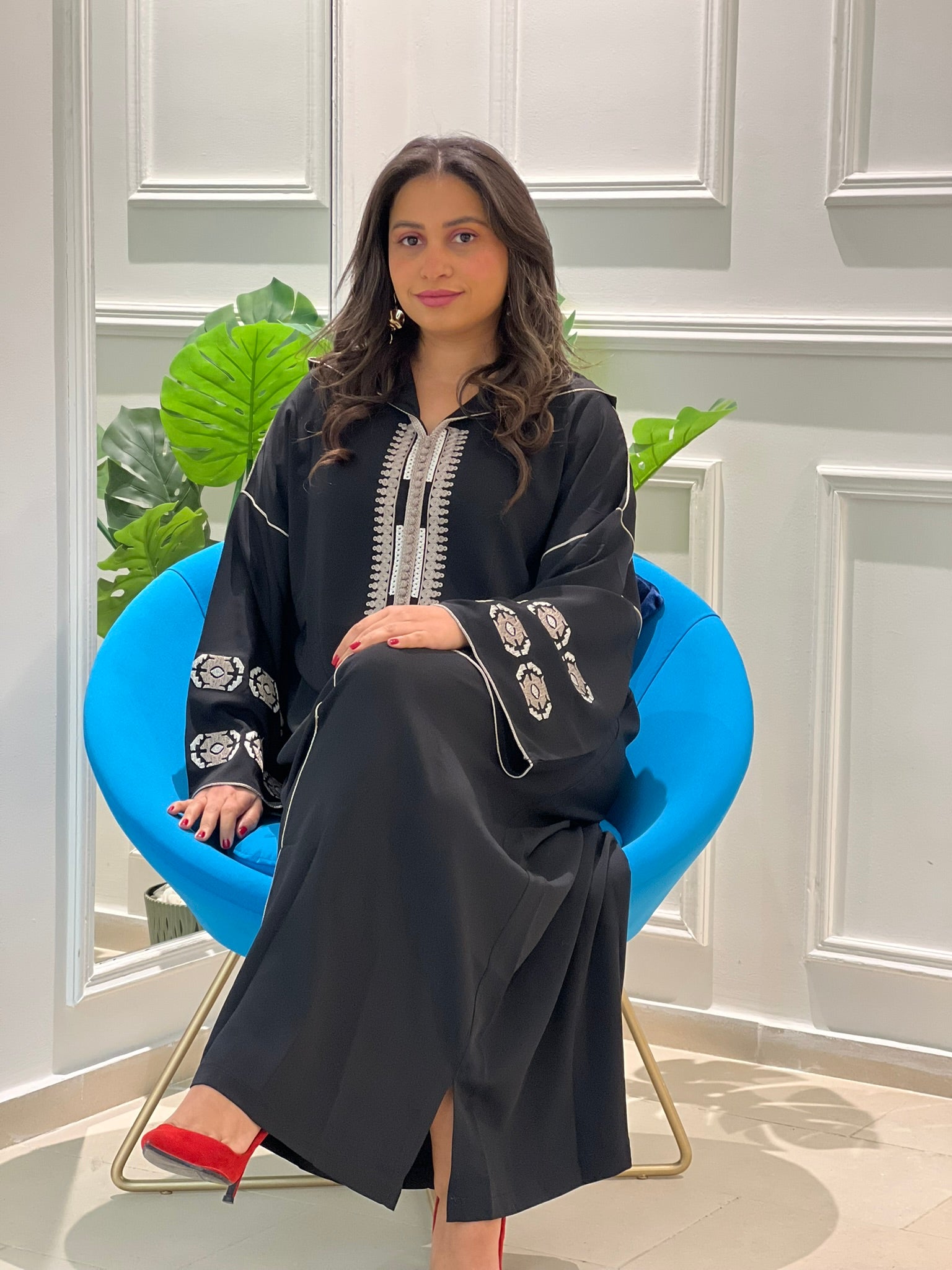 Jellaba Noire avec Broderie– Élégance et Raffinement