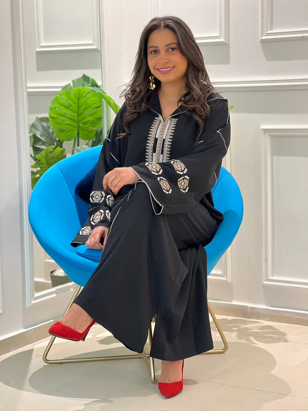 Jellaba Noire avec Broderie– Élégance et Raffinement