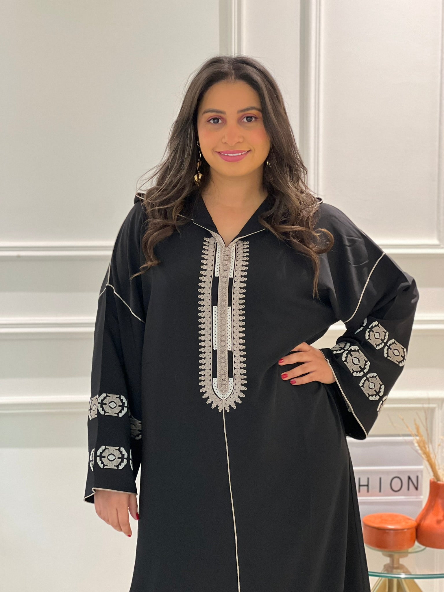 Jellaba Noire avec Broderie– Élégance et Raffinement