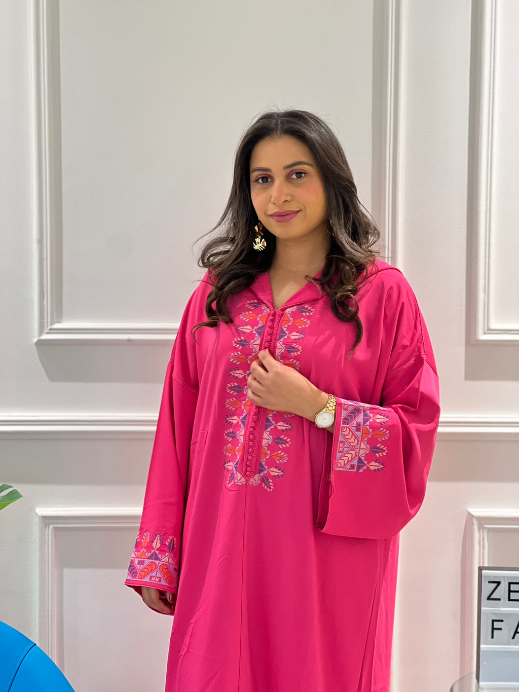 Jellaba Marocaine Rose avec Broderies  – Élégance et Confort